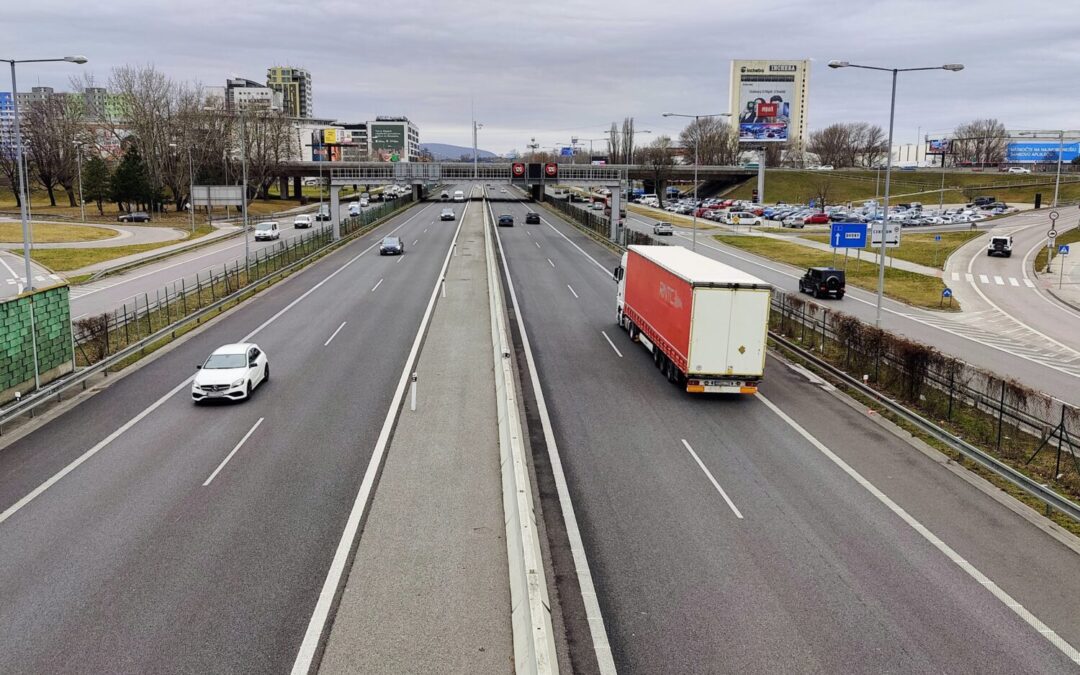 Dažde spôsobili lokálne zatopenia diaľnic aj meškania a odrieknutia viacerých vlakov