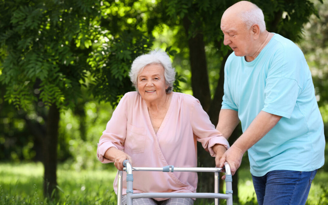 Penzisti, ktorí sa starajú o postihnutú osobu, dostanú vyšší príspevok. Nárok naň získa aj viac zamestnancov