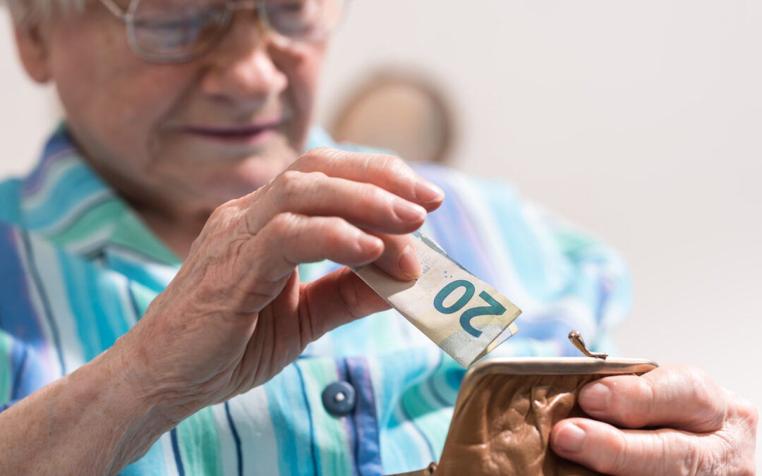 Podľa analytikov je vyplácanie 13. penzií plytvaním. Časť dôchodcov dostáva penziu nad tisíc eur mesačne